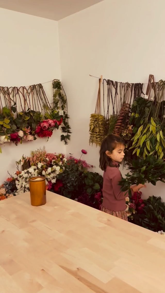 Petit moment complice d’un bouquet tout simple et très chic pour la maison, elle a choisi les couleurs et les formes et j’ai ensuite mis tout en place. Elle c’est ma petite associée bien sûr, en grande jupe fleurie pour l’occasion, elle vit dans son monde de fleurs et moi cela fait mon bonheur
Ici nous avons des camélias dans deux teintes de roses et du laurier. Le tout avec quelques tiges de blé pour apporter une touche de campagne et de légèreté et parfaire l’illusion d’un joli bouquet frais sauf que celui ci ne fanera jamais 😊
#soyeuse #decorationflorale #fleuristeaixenprovence #fleursartificielles #fleursséchées