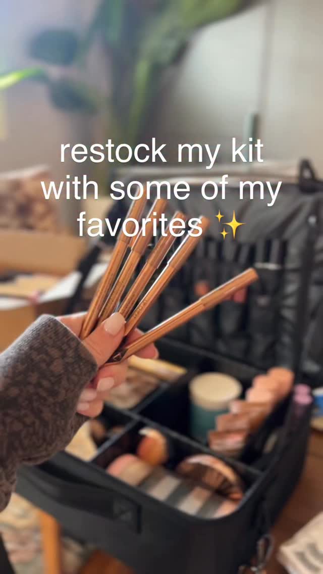 Just a litttttle haul to restock my professions kit with a few of my favorites before busy season starts!! Any of these YOUR favorite!?✨
@charlottetilbury lip pencils
@charlottetilbury lipsticks
@itcosmetics bye bye under eye
@anastasiabeverlyhills tinted lipgloss
@saiebeauty glowy gel
@charlottetilbury airbrush bronzer
@charlottetilbury airbrush pressed powder
@diorbeauty backstage glow quads
@hourglasscosmetics ambient bronzer
@kosas color corrector
#muachelseakay #indianamakeupartist #professionalmakeupartist #indianapolismua #bridalmakeup #travelmua #indianapoliswedding #whatsinmybag