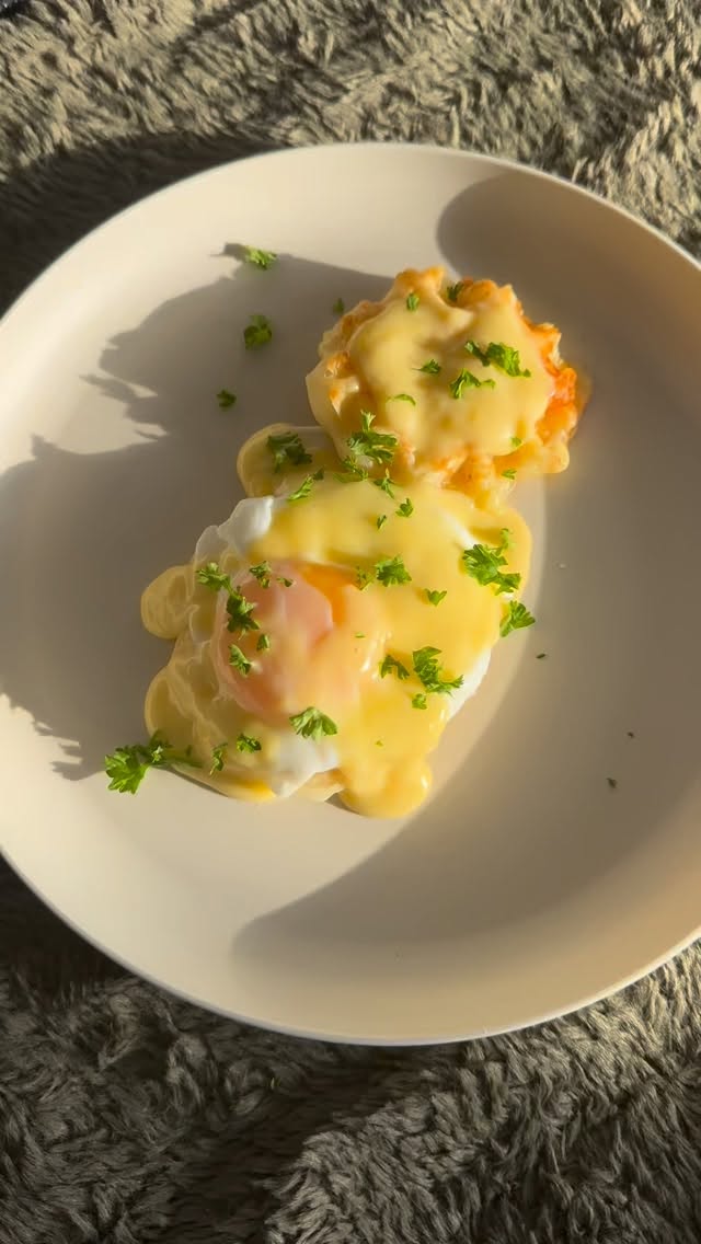 New recipes this year. We’re excited to show you how versatile our Pan de Yucas are!
Detailed recipe: 🧇🍳
Base: Cheese bread from NATAL57
Defrost overnight in the fridge. Cook in a waffle maker for about 6 minutes, until crispy and golden on the outside.
🥚Poached eggs:
Bring water to a gentle simmer (not boiling). Add 1–2 tbsp white or apple cider vinegar to help the egg whites set.
Crack the egg into a small bowl, slide it gently into the water, do not stir after adding the egg.
Cook for 2½–3 minutes for a runny yolk. Remove carefully and set aside.
☀️Hollandaise sauce:
Set up a bain-marie (heatproof bowl over simmering water—make sure the bowl doesn’t touch the water).
Whisk together egg yolks, lemon juice, salt, and pepper until slightly thickened.
Slowly add warm melted butter, whisking constantly until smooth and creamy.
Keep the heat low and whisk continuously to avoid scrambling. If it gets too thick, add a few drops of warm water.
Assemble everything, spoon the hollandaise generously on top, and serve immediately ✨
#cheesebread #pandeyuca #natal57