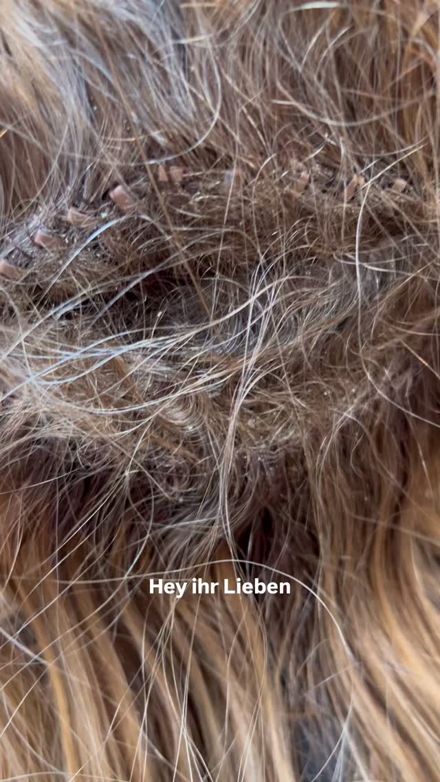 Sie hat ihre Leichtigkeit vermisst.
Und genau das passiert, wenn Extensions rausgewachsen sind und die Farbe nicht mehr harmoniert.
Meine Kundin kam zu mir mit bereits vorhandenen Extensions, die zu tief saßen, sowie einer zu dunklen, unruhigen Farbe.
Wir haben die Extensions professionell hochgesetzt, die Tressen neu positioniert und die Farbe komplett angepasst – heller, weicher und wieder natürlich.
Kein Neusetzen.
Keine zusätzliche Länge.
Sondern präzise Handarbeit, Erfahrung und ein Ergebnis, das sich wieder richtig anfühlt.
✨ saubere Übergänge
✨ frischer Ansatz
✨ harmonische Farbe
✨ ein leichtes, gepflegtes Haargefühl
Bei Bel Hair Küsnacht geht es um ehrliche Beratung, hochwertige Techniken und Ergebnisse, die man nicht sieht – sondern fühlt.
Möchtest du, dass sich dein Haar wieder wie deins anfühlt?
Dann buche deine persönliche Extensions- & Farbberatung.
📍 Bel Hair
Rosenstrasse 6
Küsnacht ZH
📩 Termin über den Link im Profil
#belhairküsnacht
#extensionspflege
#extensionshochsetzen
#tressentechnik
#extensions