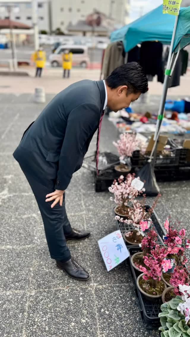 1/20(火)、今年最初の"廿日の市"
山下竜太郎は、お店の皆さんに「今年も元気に頑張りましょうね」と声がけ📢
梅の花が綺麗に咲いた鉢も購入しました🌸
春が待ち遠しいですね☘️
#山下竜太郎 #廿日市市議会 #廿日市市議会議員 #宮園 #廿日の市 @circle_of_empathy