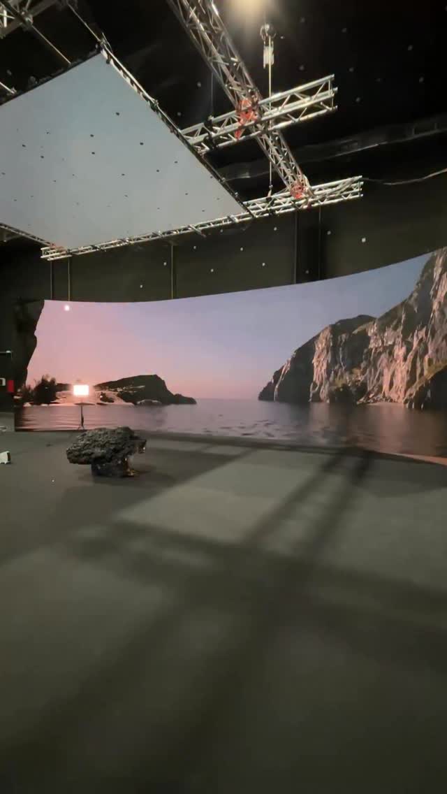 Ayer estuvimos trabajando en el plató virtual de @infinia_studios y, sinceramente, es una auténtica pasada.
Este tipo de platós permiten proyectar entornos 3D creados con Unreal Engine, el mismo motor que se utiliza en la industria del videojuego. ¿El resultado? Puedes reconstruir prácticamente cualquier espacio: una selva, una playa, un desierto o un paisaje de montaña… todo sin salir del estudio.
Además, el control es total: puedes decidir desde dónde entra la luz, si es mediodía, atardecer, hora azul… cambiar la vegetación, modificar las montañas, alterar el ambiente y la atmósfera en tiempo real. Es un nivel de libertad creativa brutal.
Ahora bien, lo realmente interesante —y lo más complejo del ejercicio— está en integrar lo virtual con lo real. En nuestro caso, incorporamos una roca real y a nuestra fantástica modelo @nicolechica_ , jugando a emular una escena en la playa. Para lograrlo, utilizamos iluminación adicional con pantallas LED, buscando que la luz real dialogara con la luz que emiten las pantallas del entorno virtual.
Ahí está el verdadero reto: conseguir que los elementos reales encajen de forma creíble en el espacio virtual, y que la iluminación funcione como un todo coherente.
Sin duda, una experiencia brutalísima, que abre posibilidades enormes para la fotografía y el retrato, permitiéndonos viajar a cualquier lugar… sin salir del estudio.
#tipsdefotografia #clasesdefotografia #fotoscreativas #tutorialfotografia #fotografia