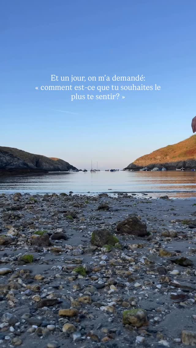 Et aussi, comment est-ce que tu souhaites le plus vivre?
C’était dans une méditation guidée et c’était la première fois que je me demandais ça 🙄
On nous a toujours demandé ce que nous souhaitons faire mais jamais ce que nous souhaitons ressentir.
Quand je me suis vraiment mise à la méditation, j’étais dans un moment de vie où franchement, tout allait bien (travail, bon salaire, lieu de vie magnifique).
Rien pour me plaindre mais pas grand chose d’excitant non plus 😬
Alors après cette question, la première sensation a été la panique. Parce qu’évidemment, mon mood du moment n’était pas vraiment raccord avec la réponse.
Et puis, la panique a laissé place à l’envie de prouver à cette réponse que je n’étais pas totalement à côté de la plaque. Que je n’avais pas peur de lui donner raison 🫡
Parce que finalement, est-ce que chaque petite ou grande décision ne devrait pas partir de là? Comment est-ce que tu souhaites le plus te sentir? Qu’est-ce qui importe le plus pour toi?
(Énergique = sport / Esprit clair = aller dehors / Belle = je porte ce que j’aime vraiment / Épanouie = je retire ce qui ne contribue pas à mon bonheur)
Et toi, là maintenant, comment as-tu envie de te sentir?
#yogafrance #epanouissement #motivation