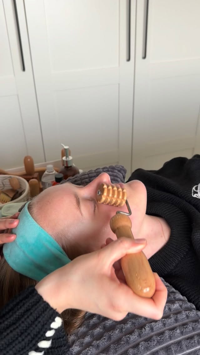 Quoi de mieux pour se détendre qu’un soin visage ?
La madérothérapie du visage est un soin complet qui active micro-circulation, drainage lymphatique et qui lisse la peau en douceur. Elle booste la production de collagène et d’élastine ce qui augmente la souplesse de la peau. 💆🏻♀️
En plus de tous ses effets sur la peau, ce soin est ultra relaxant. 🤍🌿
Qu’est-ce que tu attends pour prendre rendez-vous ? 🤭
#madérothérapie #liège #massages #soins #ans