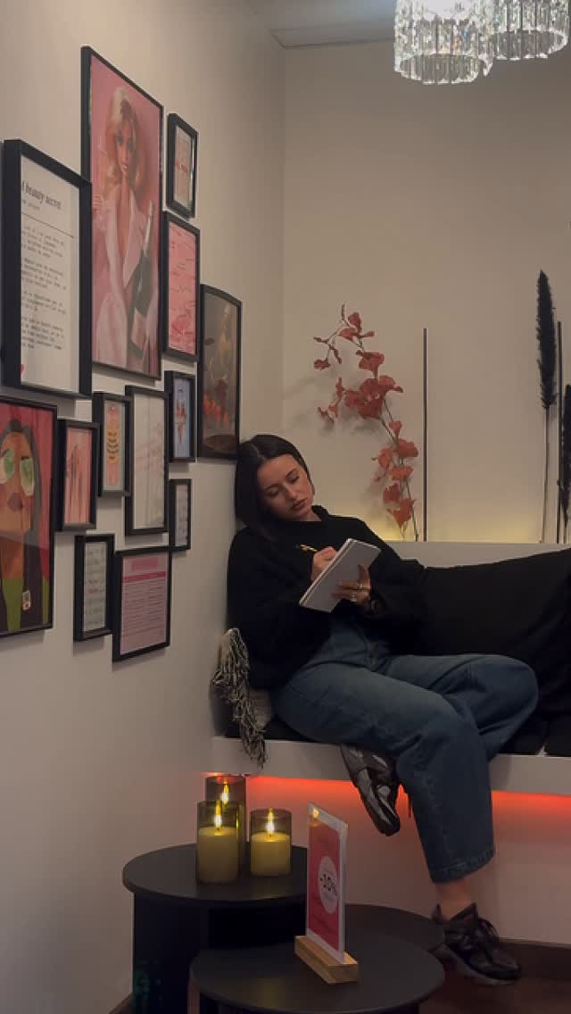 J’ai imaginé cet endroit comme un refuge. Un espace où l’on peut relâcher ce que l’on porte dehors,laisser les artifices, le quotidien et le rythme à la porte.
Avant d’être un lieu pour les autres, MBS est un endroit que j’ai construit pour moi. Pour travailler avec simplicité et exigence, sans course permanente.
Ici, tu n’as rien à prouver, tu peux simplement être 🖤