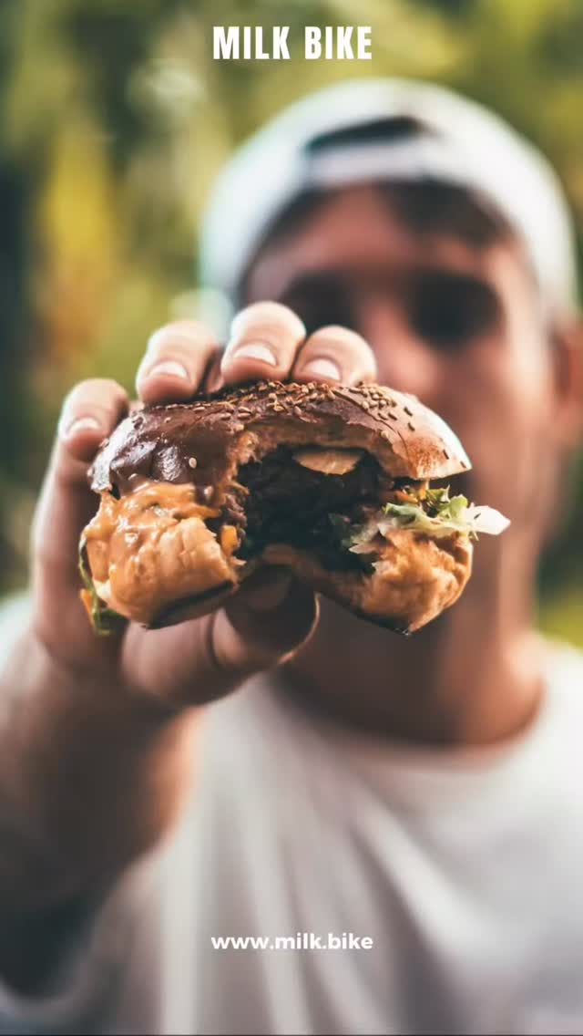 Prêt à faire rouler ton food business? Découvre la location de vélos cargo food chez www.milk.bike #foodlover #foodbusiness #foodbike #streetfood #cargobike