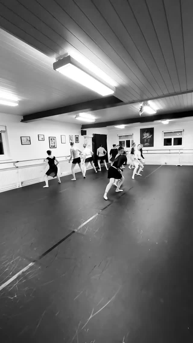 ✨ Die Reise nach Thal’Emeris ✨
🌿 Auf der Suche nach Emerald 🌿
Mit jedem Schritt kommen wir Emerald näher💎
#staytuned #balletschoolbarbarabortoli #emeralddreams #comingsoon #balletstudents