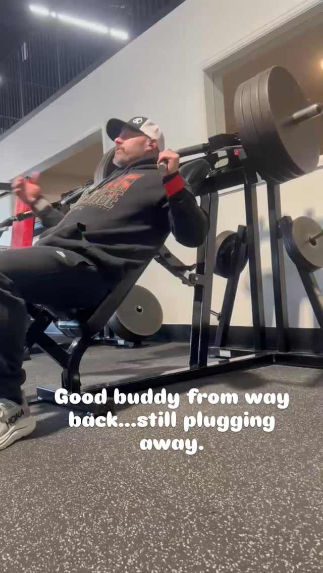 Good friend from waaaayyy back, this guy is a prime example of hard work and consistency...Nationally Qualified Bodybuilder, Trainer, Coach and all around solid human being! 30 plus years in the game and still going strong!
#gymmotivation #bodybuilding #hardwork #consistency #athlete