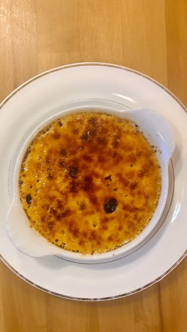 La crème brûlée, à la vanille de Madagascar.