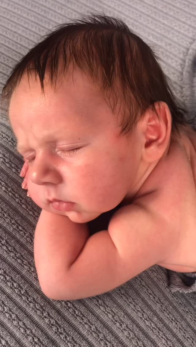 Nel servizio newborn, ogni gesto è lento, ogni tocco è dolce, ogni momento è rispetto.
Non è solo una sessione fotografica, è un incontro con una nuova vita.
Da oltre 10 anni fotografo neonati, e ogni volta mi emoziono come la prima.
È un lavoro fatto di attese, respiri lenti… e tantissimo cuore.
E tu, che emozione provi nel rivedere i primissimi giorni del tuo bimbo?
#dietrolequinte #peregosilviafotografa #ricordifelici #fotografabambini #servizionewborn