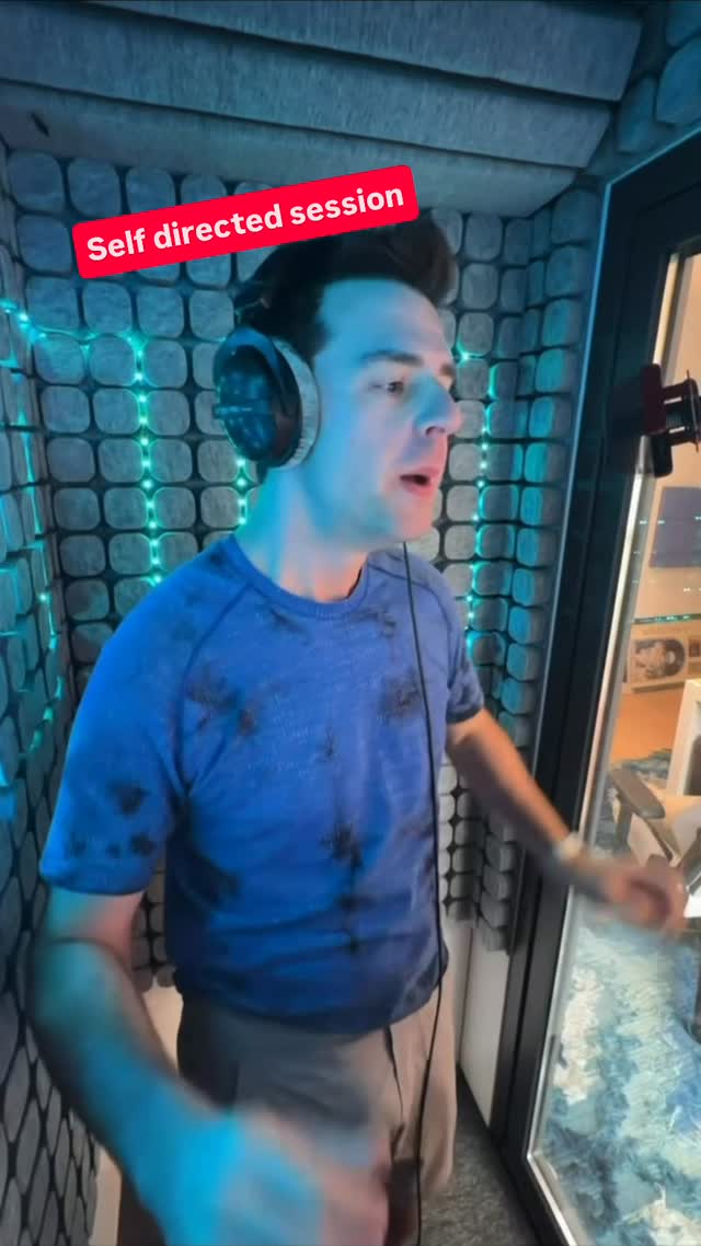 The client asked me record these spots for @lindahls_be. Here I am figuring out what tone of voice works best in this uplifting ads.
#voiceover #voicebyserge #voiceactor #bts #