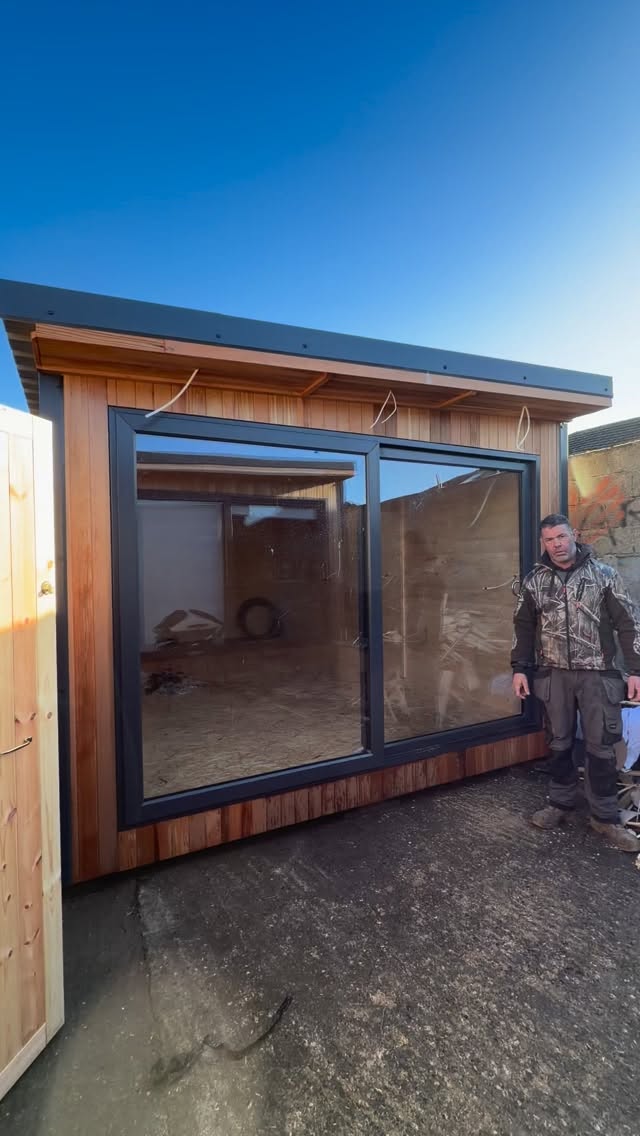 The 3meter slider and Cedar is so impressive on this 7x3.5M 1 bed! Send your enquiries by direct message, either here or WhatsApp Sinead 0879925879 #morantimbercabins #cedarcabin #residentialcabin