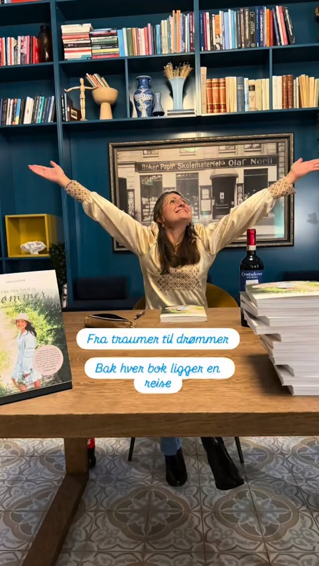 Dette kjennes dypt meningsfullt ✨🙏💫♥️🌟📚
Jeg og boken min «Fra traumer til drømmer» er nominert i fire kategorier i Nor Awards 2026 📖
✨ Nominert i:
✔️ Årets tittel
✔️ Årets konsept
✔️ Årets bokdesign
✔️ Årets nyskaper
Denne boken er skrevet fra levd liv.
Fra smerte til heling.
Fra gamle mønstre til nye valg.
I dag bruker jeg denne reisen til å hjelpe andre mennesker
til mer trygghet, egenkjærlighet og indre styrke 🤍
👉 hedvigsveum.no
💛 Hvis dette berører deg, blir jeg så takknemlig
hvis du vil stemme på meg – kanskje også i alle kategoriene 😅🙏💫♥️
👉 Stem - link i bio 🌟
📩 Legg inn e-posten din til slutt –
da får du bekreftelse på registrert stemme.
PS: På mandag er det boklanseringsfest, og jeg gleder meg enormt til å møte dere der 🙏💫♥️
Ønsker dere alle en riktig god helg 🌟♥️
#norawards2026 #fratraumertildrømmer #bokreise #heling #indrearbeid traumearbeid egenkjærlighet selvutvikling forfatterliv nyskaper