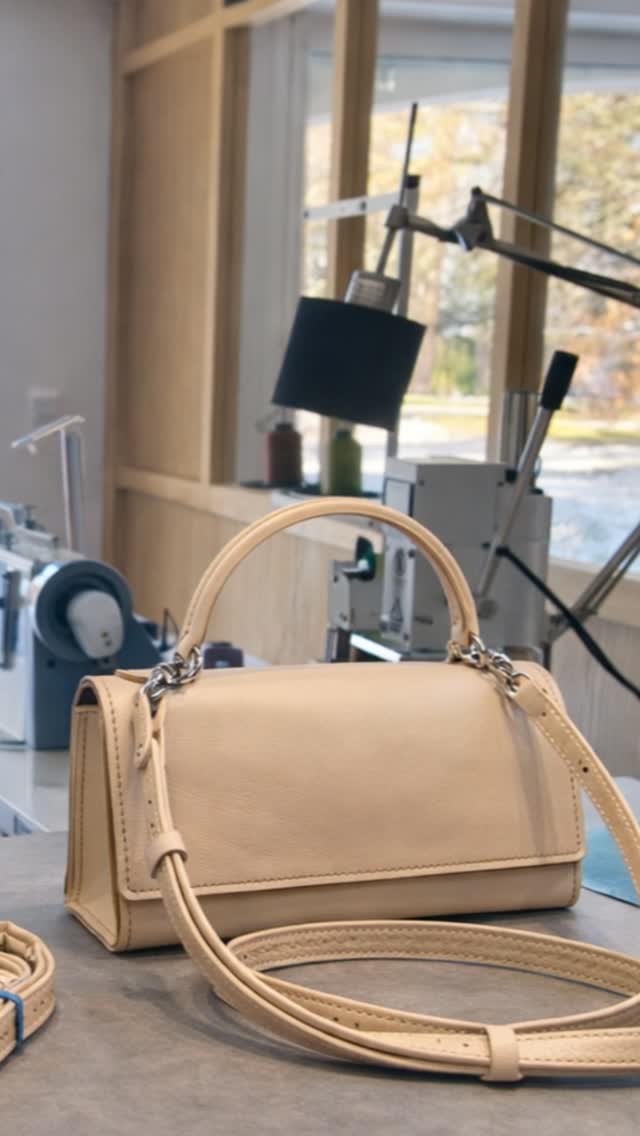 La collection Suzanne s’agrandit.
Deux nouvelles pièces, déclinées dans un nouveau coloris, entièrement façonnées à la main dans mon atelier.
Sac Suzanne équipé d’une poignée et d’une bandoulière ajustable qui s’accroche à la poignée à l’aide de deux mousquetons, permettant de le porter en croisé ou sur l’épaule.
Aménagement intérieur composé d’un compartiment central unique et d’une poche plaquée. Système de fermeture aimanté.
#maroquinerieartisanale #sacamain