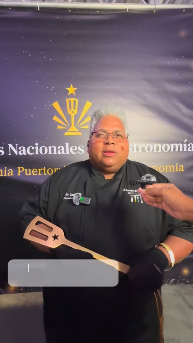 El pasado martes, el chef Iván Clemente @elcomedordelakennedy_chef fue reconocido con el Galardón Iberoamericano de Gastronomía Solidaria en los Galardones Iberoamericanos de Gastronomía. Para celebrarle y honrar su trabajo, les comparto las palabras del chef durante los Premios Nacionales de Gastronomía celebrados por @apuga.pr el pasado noviembre.
Gracias chef por representarnos dignamente y por todo su trabajo. ¡Que ninguno se acueste sin comer! #puertorico #revistagastronómica 🔥🇵🇷🧡