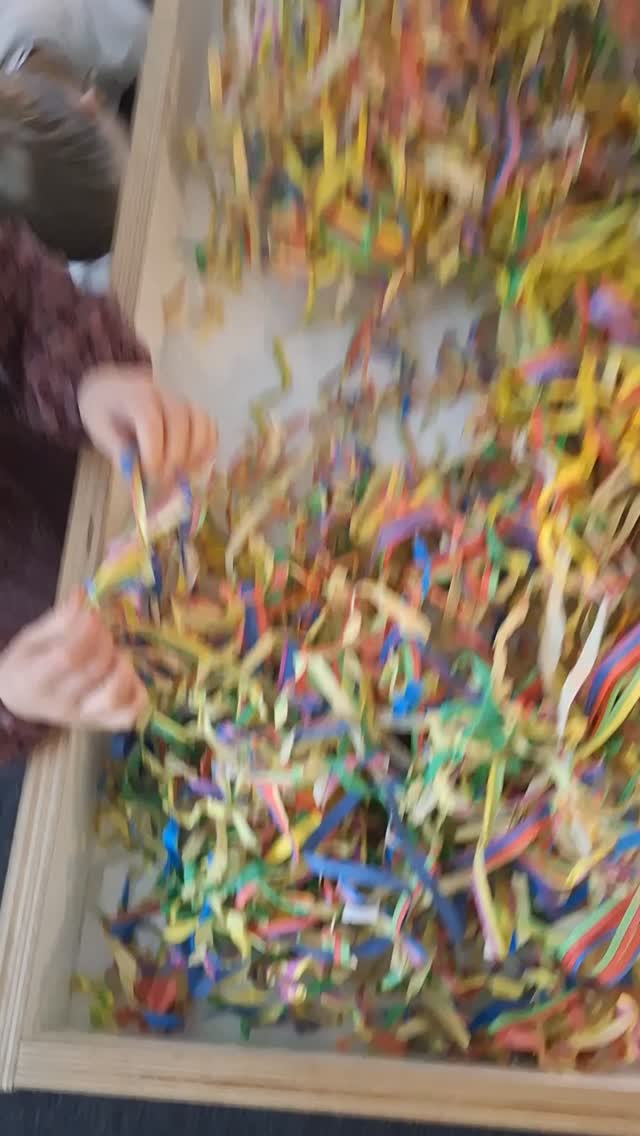 Het feest kan beginnen ❤️💛💚 we zoeken de poppetjes en ontdekken de serpentines. Misschien kunnen we de slierten ook wel scheuren.. #kleinschaligekinderopvang #fijnemotoriek #themaCarnaval