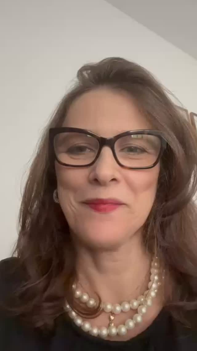 A saúde bucal e a saúde mental andam juntas.
Infelizmente, é comum vermos pacientes que, devido à depressão, descuidaram da higienização e agora enfrentam tratamentos complexos e onerosos, mas não é só isso, o apertamento dos dentes, as dores de cabeça, o cansaço muscular na face... tudo isso pode ser sinal de que algo não está bem. O stress, a ansiedade, os medos, os desafios do dia a dia, podem e devem ser aliviados.
Nossa clínica apoia a campanha #JaneiroBranco e quer lembrar que cuidar da saúde mental é tão importante quanto cuidar do sorriso. Se você está sentindo esses sintomas, não hesite em buscar ajuda. Terapia com psicólogo vai te ajudar a ter uma melhor qualidade de vida com a saúde desejada.
Fica aí um recadinho de que tem propriedade no assunto e vai te ajudar,
a Dra. Jeanne Meytre, psicóloga, sua abordagem é única, sua paixão e conhecimento são inspiração.
#SaúdeMental #Odontologia #CuidadoIntegral”