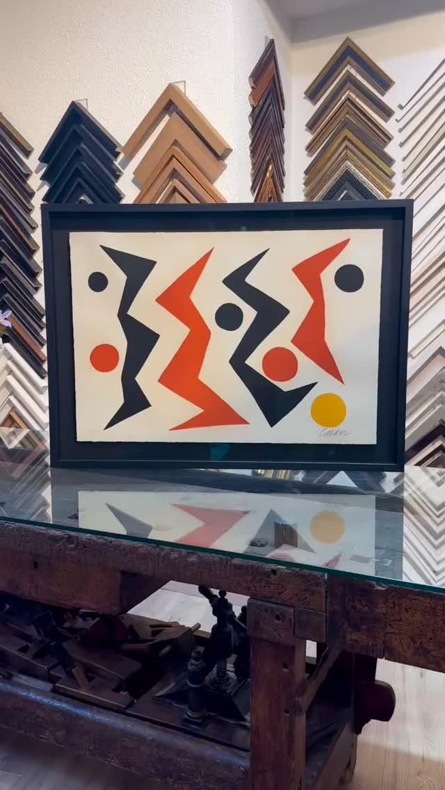 Nous avons travaillé sur cette lithographie d’Alexander Calder de 1965, « The Saws », avec un objectif : accentuer le contraste. Grâce à un montage en élévation sur fond noir, l’œuvre semble se détacher de son cadre en chêne teinté pour flotter librement. ☁️
Qu’en pensez-vous ? 👇
🇬🇧
We framed this 1965 lithograph of Alexander Calder, « The Saws », with one goal: enhancing contrast. By using a float mount technique on a black background, the artwork appears to lift away from its black-stained oak frame, creating a sense of weightlessness. ☁️
.
.
.
#encadrement #framing #calder #artframing #encadrementdart