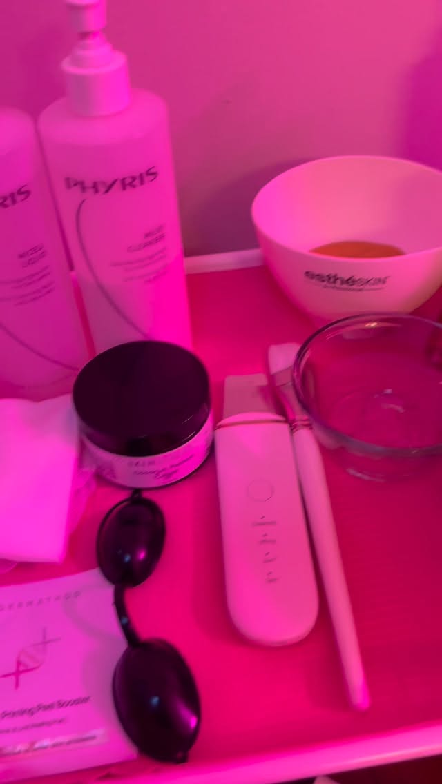 She booked a “Glow Facial” she had dry skin and a lil bit of dehydration also she had a lil bit of “eczema” but look at her skin afterwards her skin is glowing 🌟✨ www.virisbeauty.com