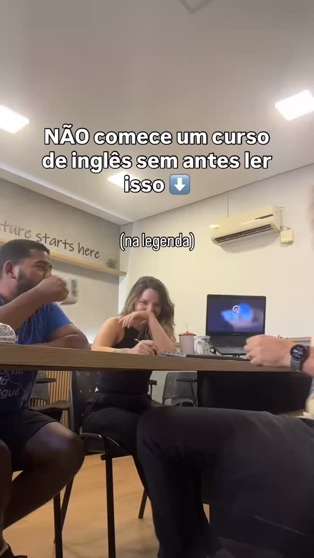 ✅Jogos, dinâmicas e aulas divertidas ajudam, sim.
Mas não sustentam sozinhos: um bom curso foca em uma base gramatical forte!
✅ Se você é iniciante, pular direto pra conversação costuma gerar frustração, bloqueio e vergonha de errar. Conversar é importante - mas na hora certa.
📌 Antes disso, é essencial:
• treinar pronúncia com constância
• repetir, errar, ajustar
• ganhar segurança aos poucos
✅ Inglês não é só conteúdo. É conexão.
O ambiente influencia 100% no resultado:
• se você se sente pressionado, trava
• se se sente acolhido, avança
Por isso, mais importante do que “promessas rápidas”
é escolher um curso que respeite seu ritmo,
construa sua base
e acompanhe seu processo.
Na Eagle o teu aprendizado começa assim: planejamento, acompanhamento e um ambiente construído nos detalhes! 🦅
#vempraeagle #aprenderingles #inglesdozero #aulainglesonline #inglesonline
