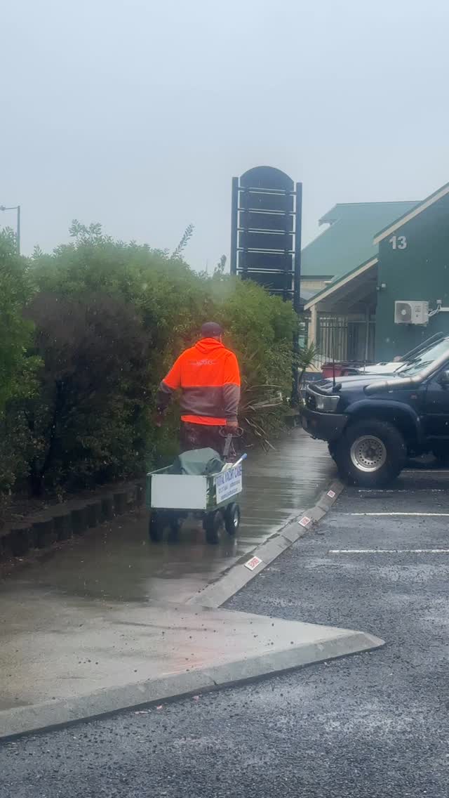 Quick reload and the team is off again ⭐️#totalyachtcare #bayofislandsnz #boatmaintenance #boatcare