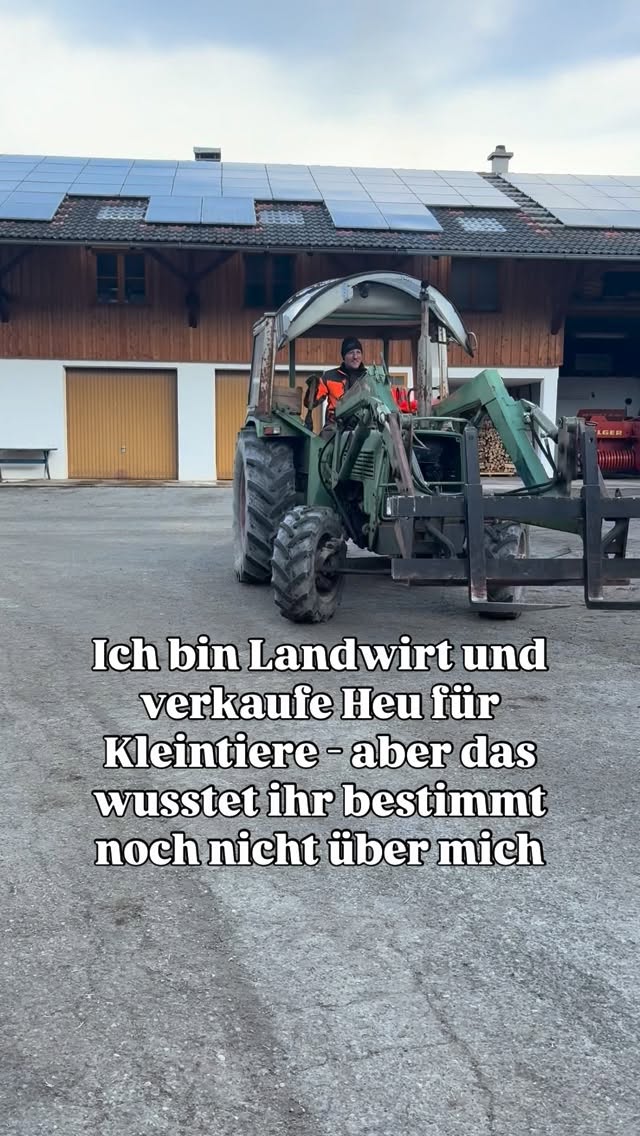 Ich bin Landwirt und verkaufe Heu für Kleintiere – aber das wusstet ihr bestimmt noch nicht über mich. 👀 👉 Zwei davon stimmen nicht.
1️⃣ Ich bin seit Jahren im Gemeinderat & Kreisrat
2️⃣ Ich war 10 Jahre Vorplattler im Trachtenverein
3️⃣ Ich spiele Klavier und höre gern klassische Musik
4️⃣ Ich spiele im Theater mit
5️⃣ Ich wollte Hubschrauberpilot beim Militär werden
6️⃣ Ich war ein Jahr mit dem Rucksack unterwegs
7️⃣ Ich habe null Talent für Fußball – und auch kein Interesse daran
8️⃣ Ich habe früher jahrelang Briefmarken gesammelt
9️⃣ Ich war Deutscher Meister im Skifahren
🔟 Ich war Debütant beim Wiener Opernball
1️⃣1️⃣ Ich liebe das Reisen – Neuseeland hat mich besonders beeindruckt
👇 Welche zwei Aussagen sind falsch?
Schreibt die Nummern in die Kommentare ⬇️
Auflösung folgt 😉
Kommentarspalte + Story: Bin gespannt, wer’s zuerst knackt 😄👇