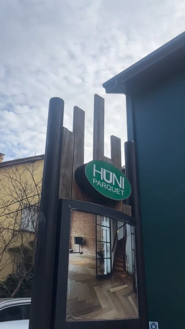 15 Ocak’ta Villa Hüni’de sanatla buluşuyoruz.
Hüni Parke olarak, Anita Galeri iş birliğiyle sanatçı Zehra Soltani’nin eserlerini Levent’teki mağazamızda ağırlamaktan mutluluk duyuyoruz. Doğal malzemelerle kurduğumuz bağın, sanatın diliyle daha da güçleneceğine inanıyoruz.
📍 Villa Hüni, Levent Cad. No:36, Beşiktaş / İstanbul
#Huniparke #VillaHüni #ArtExhibition #ZehraSoltani #AnitaGaleri İstanbul Levent Sanat Mimari Tasarım