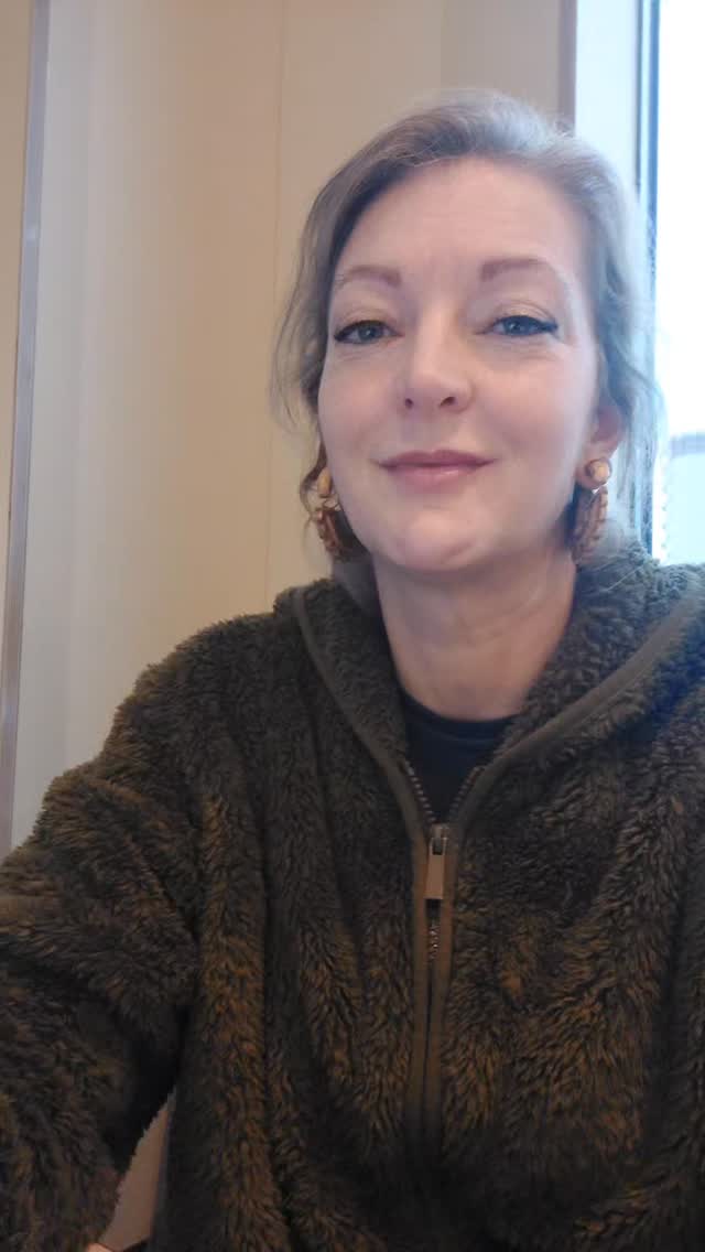 Temporary office.... not as scenic as my cabin, but they actually cook better than I do 😂
#behindthescenes #internationalinstructorlife #payyourbills #bushcraftadmin swedentrip #ancestralskills ?