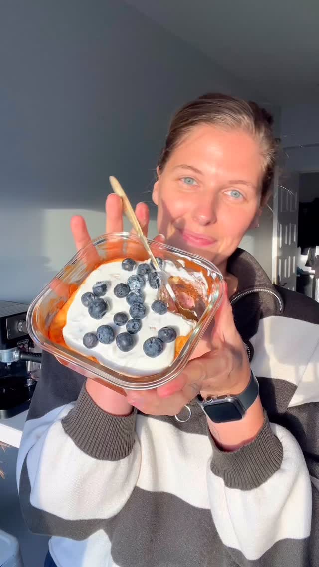 pancakes but make them meal prep & high protein? yes plssss 🙂↕️
best way to start your day or end it…pancakes for dinner anyone?
Ingredients (per bowl)
1 egg
50g greek yoghurt
90ml milk of choice
30g/1 scoop protein powder (I use @optimumnutrition)
30g self-raising flour
1/2 tsp baking powder
1/2 tsp vanilla essence
use more milk if needed - it’s all about getting the right consistency 🥞
& top it with whatever you like - I used frozen raspberries and blueberries.
How 👇🏼
Preheat your oven to 180C
Add wet ingredients to the bowl/container & mix
Add dry ingredients & mix again
Add toppings and fold them in
Bake for 20-25 mins
Aaaaaand enjoy!!
I do love to add some more fresh fruit and yoghurt on top. Great for meal prep -> pop in the fridge and just heat it up before eating it.
Save this one if you want to make your breakfasts a little bit more fun 🧡