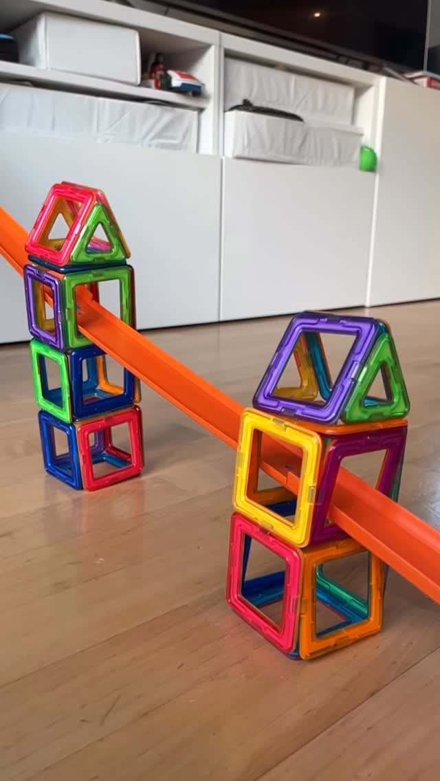 Auf die Plätze, fertig, los…! 🏎️
Wer sagt eigentlich, dass Spielmaterialien nicht kombiniert werden dürfen/können?😉
Magnetbausteine + Autoschienen + Duplo = kreative Autorennstrecke 🚗✨🚧
So entstehen neue Spielideen, ganz ohne neues Spielzeug. 🤍
#spielideen #rennstrecke #magnetbausteine #kreativesspielen #konfettimeerbusch