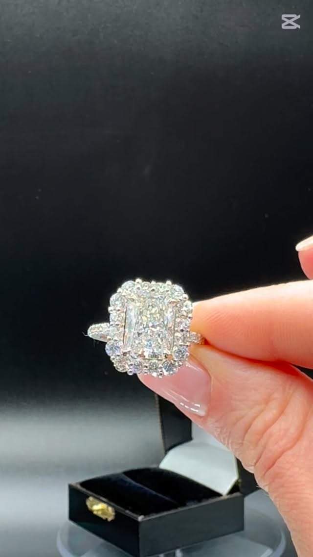 Our second 3ct radiant cut diamond of the New year💥💎
P.S. Wishing everyone a warmer weekend, at least it will be sunny☀️
💎Friday Rocks💎
#simonimports #fridayrocks #diamondring #engagementrings #luxuryjewelry