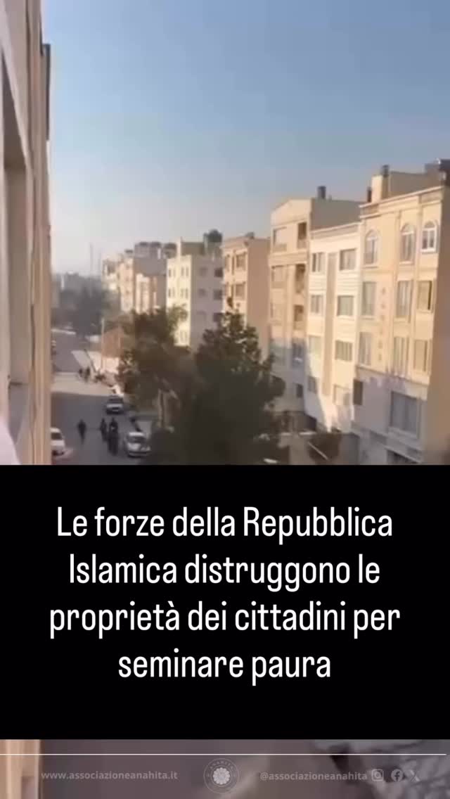 I video provenienti dall’Iran mostrano che i mercenari del regime della Repubblica Islamica hanno distrutto beni privati e luoghi pubblici in diverse città, sia per instillare paura, sia per attribuire la colpa ai cittadini rivoluzionari davanti alla comunità internazionale, etichettandoli come sabotatori e fomentatori di disordini.
#rivoluzioneiran2026