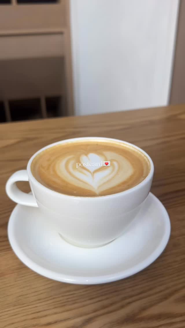 New cafe alert ‼️🚨 @postcard opened this fall in Fulton Market and was ~delicious. I got a usual vanilla latte but the standouts were the toasties and the bakery items!! 🥐☕️
#chicago #cafe #coffee #coffeeshop #chicagofood #chicagofoodie #breakfast #fultonmarket