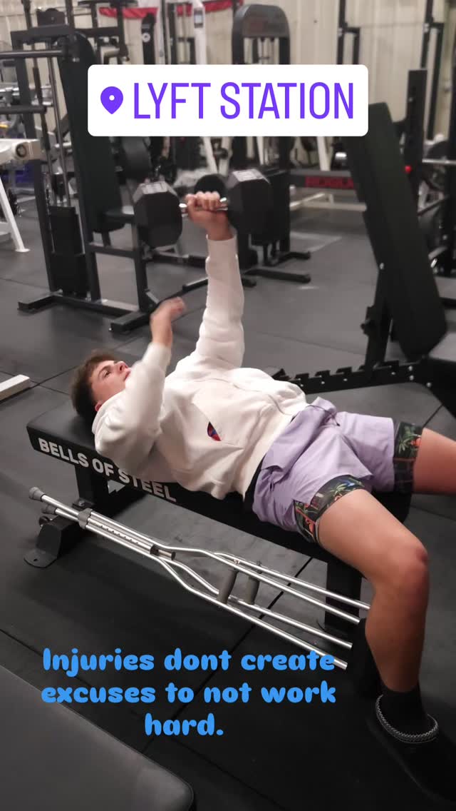 Caiden in here pushing himself vs taking a back seat. Its a conscious choice we must make to do better for ourselves, dont let anyone tell you that you cant. Always work to be a better version of yourself!
#gymmotivation #football #injury #workoutmotivation #tuesday