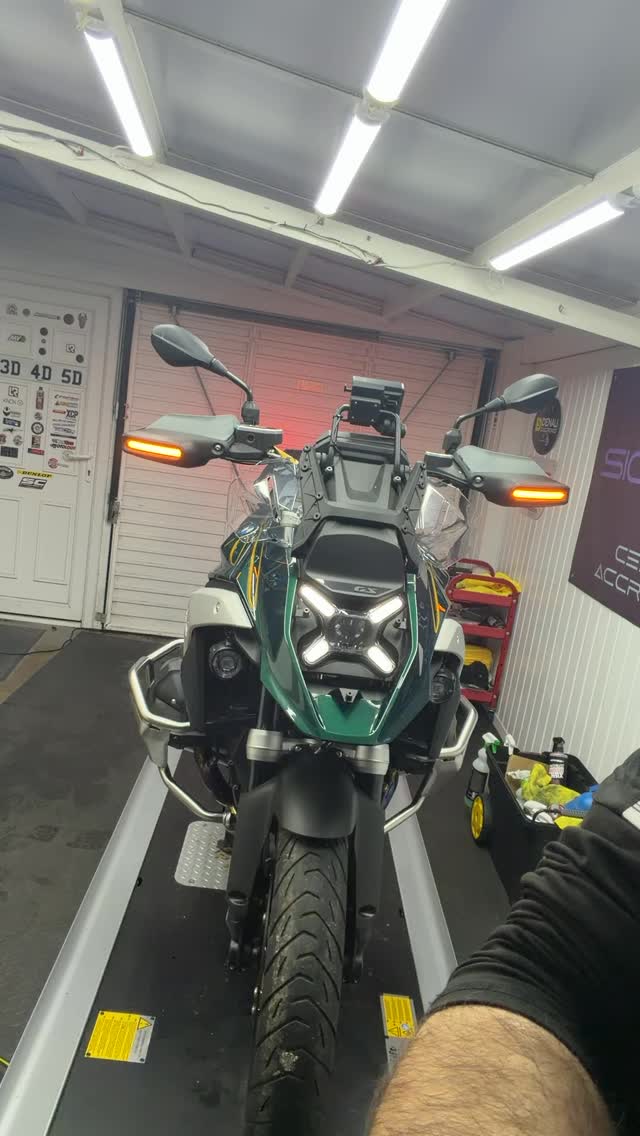Supplied and fitted the modules to produce a clear, simple and functional solution to this R1300GS…
- Vision Front - (CLM)
- Vision Rear - (RLD)
- Rear Upper Mounted Brake Light Kit
- Hex EZCan controller
Completely safe and completely plug and play!
