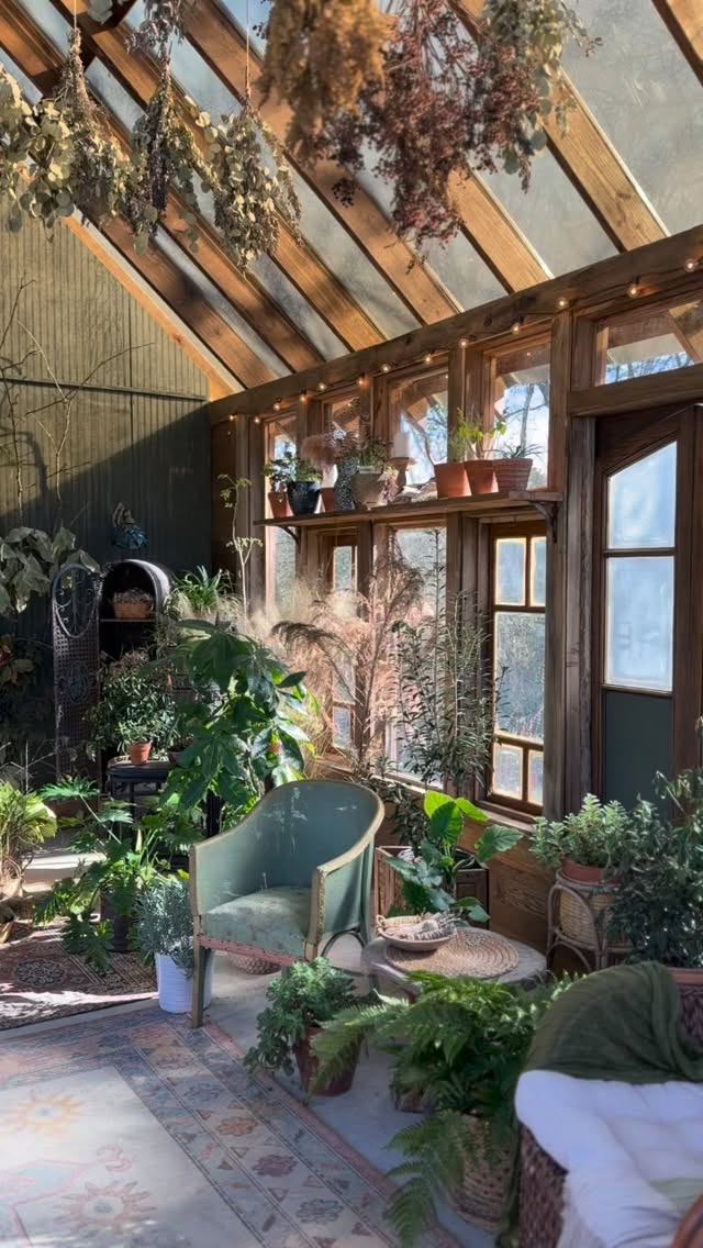 Hope y’all are staying warm! This light is at 1:30pm. I wanted to show this because most photographers want golden hour and are hesitant to book during mid day. But I actually really like mid day light in here!
Also it’s neat to see the newly painted window in various times of day!
#greenhousestudio #creativespaces #photoshootideas #plantsmakemehappy #naturetherapy #naturelover #franklintn