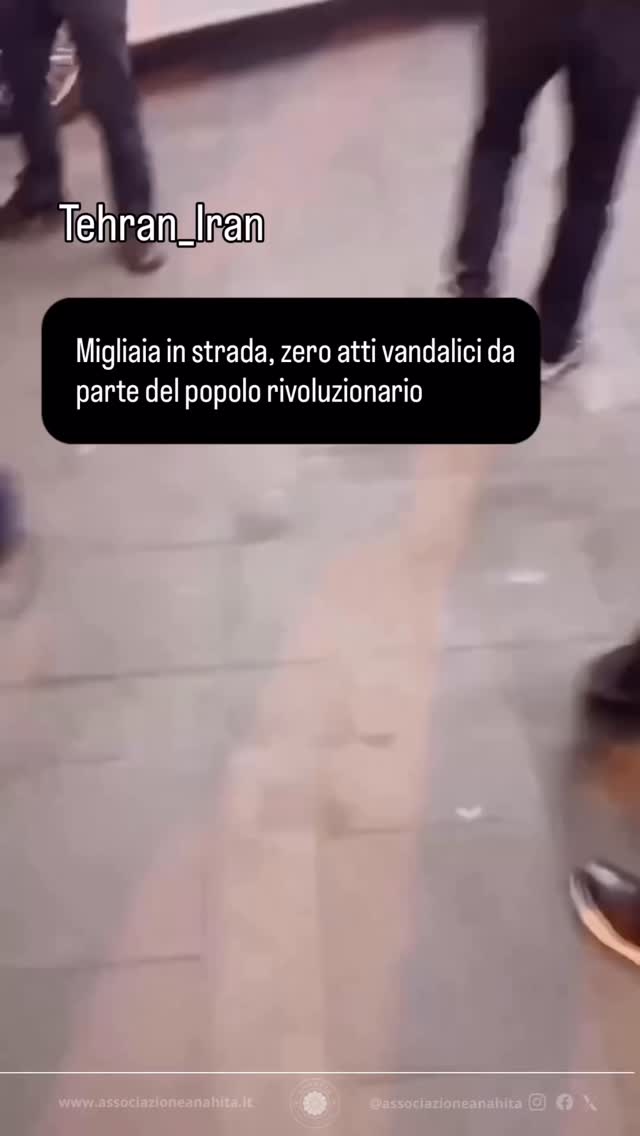 Questo nuovo video, ripreso chiaramente dall’autore, dimostra che nonostante la presenza di migliaia di cittadini rivoluzionari nelle strade, nessun danno viene arrecato ai beni privati né ai luoghi pubblici.
La realtà sul campo smentisce la propaganda del regime.
#rivoluzioneiran2026