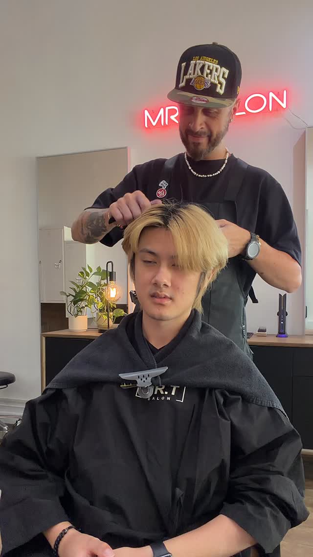 Blonde journey isn’t always one-size-fits-all ✨
My guest couldn’t handle a second lightening application, so I adjusted the plan and created the best possible result while keeping the hair healthy. Sometimes great hair is about smart decisions, not pushing limits 🤍 #blondeasianhair #richmondhairdresser #richmondhairsalon #besthairintown #richmondhairsalon richmondblondesalon tarikjasarevic mrtsalon blonde ombre balayage haircut melbournehair richmondhairdresser richmondsalon icandyscissors createdwithicandy heinigergrooming mrsmithhair