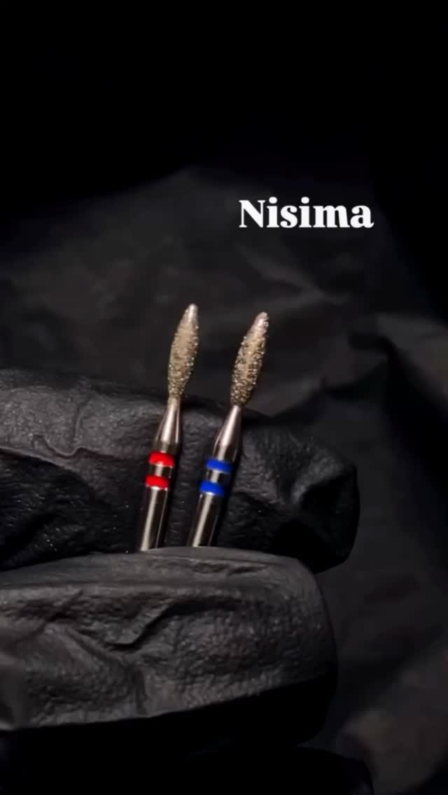 Clean manicure starts with the right tools.
Nisima e-file bits are designed for controlled, clean work — whether you're refining the cuticle zone, removing product, or perfecting prep. No shredding, no trauma, just smooth, efficient results.
✔️ Balanced grit for safe, professional use
✔️ Long-lasting diamond coating
✔️ Designed for detailed, high-precision manicure work
✔️ A must-have for techs who care about nail health and finish
Good tools don’t just make your job easier — they upgrade your results.
Available now at NailGlow Supplies 🤍
For techs who choose quality on purpose.