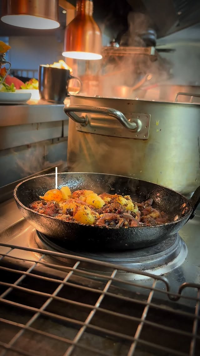 🏴 Haggis Hash 🏴
Simple & absolutely delicious!
Available on this weeks midweek menu!
#yewtreeinn #pubfood #rivington #northwestpubs #scottish