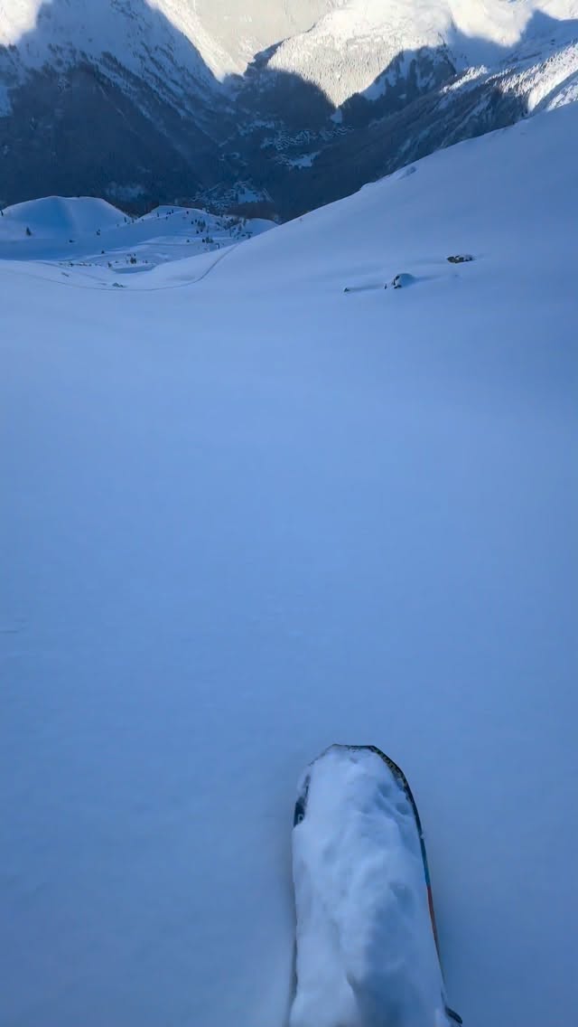 Snow snow snow.... This incredible natural phenomenon that allows us to slide…
#snowboarding #chamonix
@henaff_off