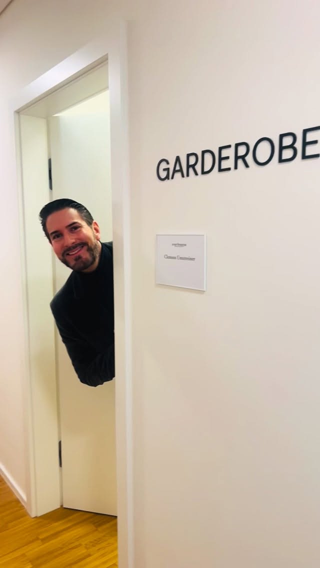 Arts & Health 🎶 die Kraft des Singens 🙌Eine spannende musikalische Podiumsdiskussion mit Experten aus Wissenschaft, Kunst und Kultur 👍 natürlich durfte das gemeinsame Singen auf der Bühne nicht fehlen und das eine oder andere gute Glas Rotwein danach bei Freunden rundete einen fantastischen Abend ab 🍷@clemensunterreiner @stadttheaterwienerneustadt @maria.grossbauer #ClemensUnterreiner #kammersänger #wienerstaatsoper #operburggars #stadttheaterwienerneustadt 📸©️CU | Stadttheater WN