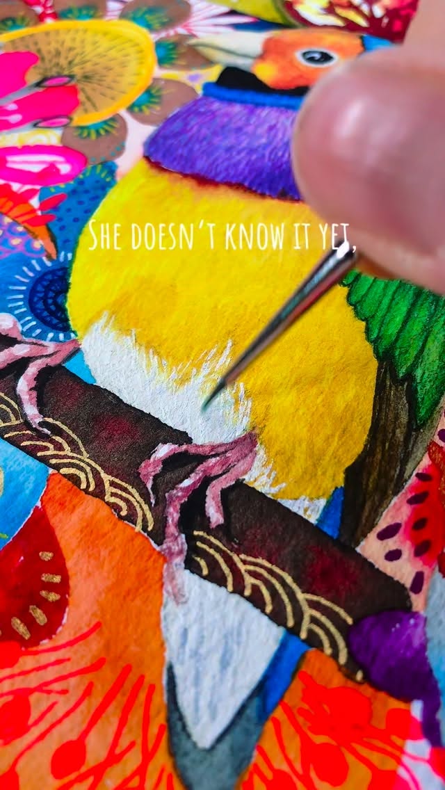 🇬🇧 The Gouldian finch feels almost imagined rather than observed.
Its colors are bold, luminous, unapologetic — as if nature decided that restraint wasn’t necessary this time. Painting it is always a quiet reminder that beauty doesn’t ask permission.
In the studio, I’ve noticed something lately. Some pieces stay, others leave sooner than expected. The smaller works, especially, seem to know when it’s time to move on.
And when a painting insists on being noticed, it’s usually because it’s already meant for somewhere else.
———
🇫🇷 Le diamant de Gould donne parfois l’impression d’avoir été inventé.
Ses couleurs sont franches, lumineuses, assumées — comme si la nature avait décidé, cette fois, de ne rien retenir. Le peindre me rappelle que la beauté ne demande pas la permission.
À l’atelier, j’observe ces derniers temps beaucoup de mouvements. Certaines œuvres restent, d’autres partent plus vite que prévu.
Les petits formats, notamment, semblent savoir exactement quand il est temps de continuer leur chemin.
Et lorsqu’une peinture se fait remarquer, c’est souvent qu’elle appartient déjà à un ailleurs.
#watercolorart #fineartcollector #artforsale