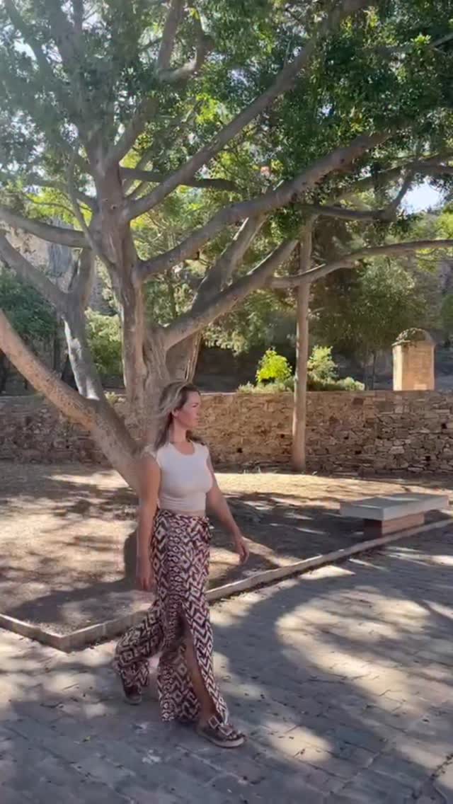 Newsflash: zo werkt het niet.
De afgelopen tijd kreeg ik deze vraag van meerdere vrouwen.
Ik wil mijn missie leven. Waar moet ik zijn?
Deze vrouwen hebben iets gemeen. Ze zijn gedreven, ambitieus.
En voelen diep vanbinnen dat ze hier niet zijn om het half te doen.
Maar er is geen loket. Geen afdeling waar je even langs gaat om je missie op te halen.
Ik ben niet zomaar in mijn Spaanse leven terechtgekomen door ergens onderweg mijn missie op te pikken.
Deze stap is in lijn met mijn essentie, ja.
Maar ik ben ook op mijn bek gegaan. Keihard.
En weer opgestaan.
Dit leven is niet ontstaan omdat ik ergens op een berg ging zitten mediteren en het vervolgens uit de lucht kwam vallen.
Achter de schermen waren er uitdagingen. Momenten waarop ik opnieuw moest kiezen.
Nu leef ik hier.
En doe ik werk dat in lijn is met mijn essentie. Werk dat ik mijn missie mag noemen.
Dat is geen toeval.
Het is een pad. Met ongemak.
En steeds opnieuw afstemmen.
En dat is waar Akasha zich laat zien.
Niet door je te laten denken wat de bedoeling is,
maar door het je te laten voelen.
De stap die je vanuit je hoofd wil maken,
is niet de stap die werkelijk nodig is.
Zolang je blijft zoeken met je hoofd,
blijft beweging in lijn met je essentie uit.
Wil je leven vanuit je missie en kiezen vanuit intuïtie,
zet je hoofd op de achterbank en luister naar die diepere laag.
Akasha Readings geven heldere inzichten
op een laag waar je met denken niet bij kunt.
Boek je Akasha Soul Reading via de link in bio
of stuur me een DM voor meer informatie.
#leveninalignment #leefjemissie #intuïtievevrouw #zielswerk #akashakronieken