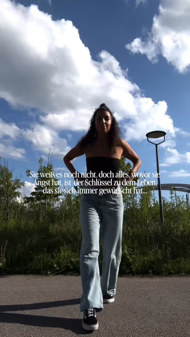 Heute bin ich meinen Ängsten so dankbar, denn ohne sie wär ich jetzt nicht da wo ich bin.
Wisst ihr, ich hatte früher immer so Angst davor, abgelehnt zu werden, bis ich irgendwann entschieden habe: ich lebe nicht für andere, sondern ich lebe für mich & was würde es bringen, mich wegen dem, was andere vielleicht denken, zurückzuhalten? Diese Erkenntnis, hat mir den Mut gegeben für mich loszugehen, egal was andere denken ✨🤍 Und ich glaube diese Angst hält noch sooooo viele Menschen davon ab ihr volles Potential zu leben 🫠
Eine noch größere Angst, war die Angst zu versagen, die Angst es nicht zu Schaffen, oder wieder zurück in meine Festanstellung zu müssen, weil es finanziell nicht reicht - diese Angst hätte mich fast aufgefressen, bis ich erkannt habe: wer nicht wagt, der nicht gewinnt - es ist okay etwas zu versuchen & vielleicht zu scheitern, denn dann hat man zumindest etwas gelernt & es versucht. Und die schönste Erkenntnis hier war: Ich muss nicht alles alleine schaffen. Ich darf Hilfe annehmen, ich darf mich auch finanziell unterstützen lassen, bis ich es alleine schaffe. Es ist sicher, um Hilfe zu fragen & es ist wunderschön Hilfe anzunehmen, denn wir sind nicht alleine hier auf der Erde, sondern wir sind alle zusammen hier & können uns gegenseitig unterstützen.
& wow hatte ich Angst davor, mein echtes, wahres Licht zu zeigen, es hell strahlen und leuchten zu lassen, aus Angst damit anderen vielleicht was wegzunehmen, zu viel zu sein, .. bis ich auch hier erkannt habe, es ist genug für alle da & wir alle dürfen nebeneinander, miteinander strahlen & umso mehr Menschen ihr Licht mit der Welt teilen, umso heller strahlt diese Welt…
und ich bin wirklich jeder Angst so dankbar, denn jede Angst hat mir gezeigt, wo ich noch nicht für mich selbst gelebt habe. Wo ich mich zurück gehalten habe
Jede Angst war ein Lehrer. Jede Angst hat mich zurück zu mir selbst gebracht ✨🤍
Vielleicht dein reminder nicht mehr gegen deine Ängste anzukämpfen, sondern ihnen liebevoll und mit Verständnis zu begegnen und ihre wahre Botschaft zu entschlüsseln 🫶🏽
#angst #mut #dreamlife #traumleben #mindset