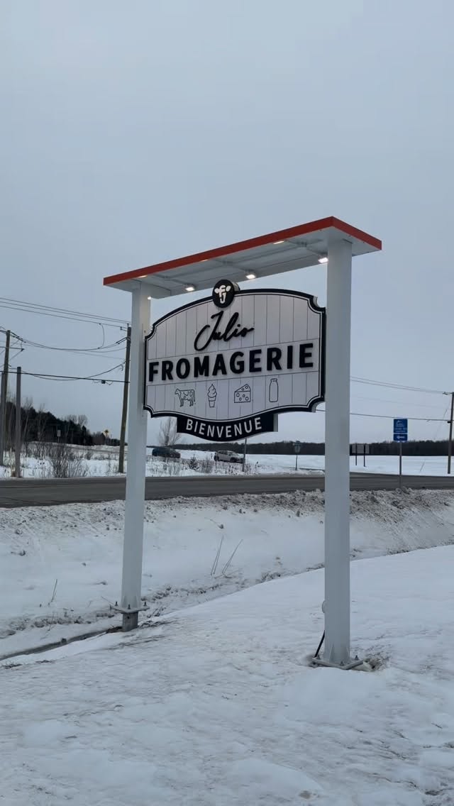 Livraison de l’après-midi ✨
Nos chandelles à l’odeur de lait au chocolat sont officiellement de retour en stock après notre passage à la @fromagerie_julio à Granby 🍫
Disponibles exclusivement sur place!
Impossible de repartir sans me gâter 🤭
Si tu ne connais pas déjà cet endroit, c’est un incontournable. #chandellesdesoya #achetonsquébécois #faitmain