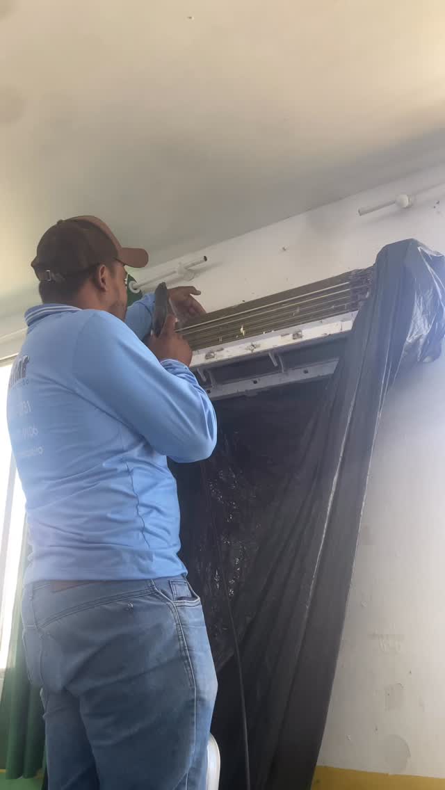 Filtro limpo é sinônimo de ar saudável ❄️🧽
Na RESFRIAR , a limpeza é feita do jeito certo ❄️❄️