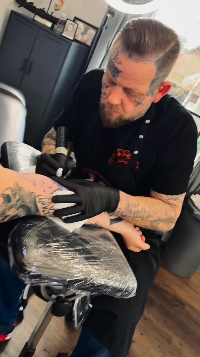 Termin bei Heidi?
Den kannst du dir immer zu seiner Terminvergabe sichern. Die Daten geben wir hier & auf unserer Homepage bekannt.
Für ein Beratungsgespräch bei ihm, komm Donnerstags zwischen 13-17 Uhr bei uns vorbei 🔥
#butchertattoocelle #celle #tattoo #butchertattoo #niedersachsen