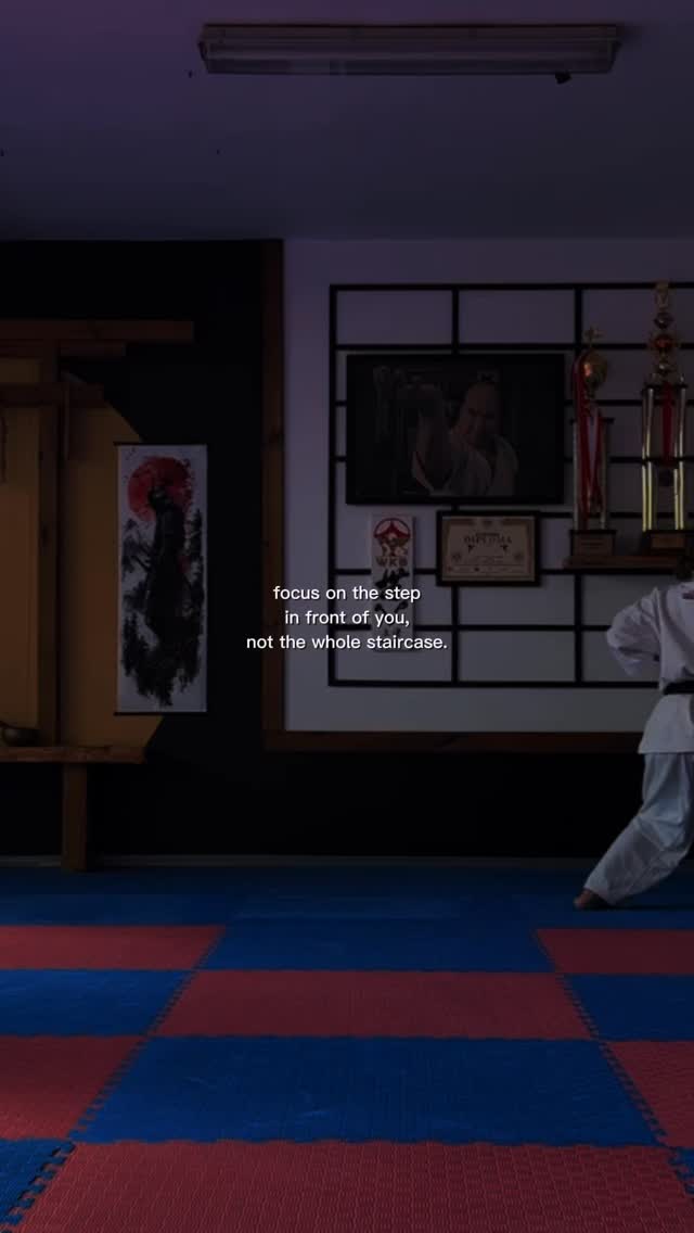 道は一歩ずつ開かれる。今の一歩を見失うな。
The path opens one step at a time. Do not lose sight of the step you are on.
#focus #onestep #kyokushin #karate #motivation
