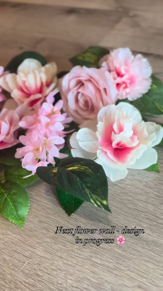 Setting up a floor mock-up to test color balance and spacing for my next flower wall design. 😆
Still refining — but the direction feels good 🌷🌸
#flowerwalldesign
#eventbackdrop
#flowerwallbackdrop
#eventrentals
#creativeprocesses